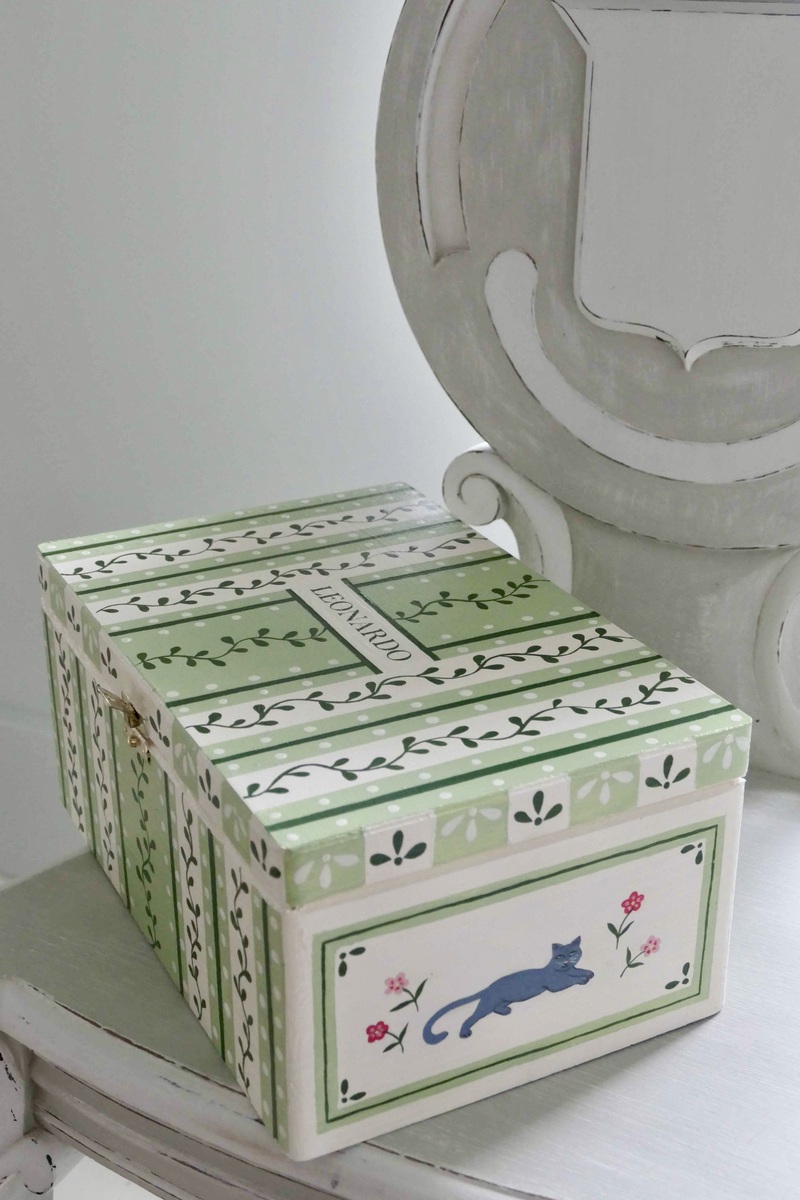 Boîte en bois enfant peinte à la main à motifs végétaux verts et chat bleu russe et fleurs sur côté droit | © Colombe Steisel